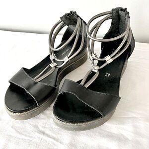 BROWNS Leather Flat Sandal size 7 ❤️